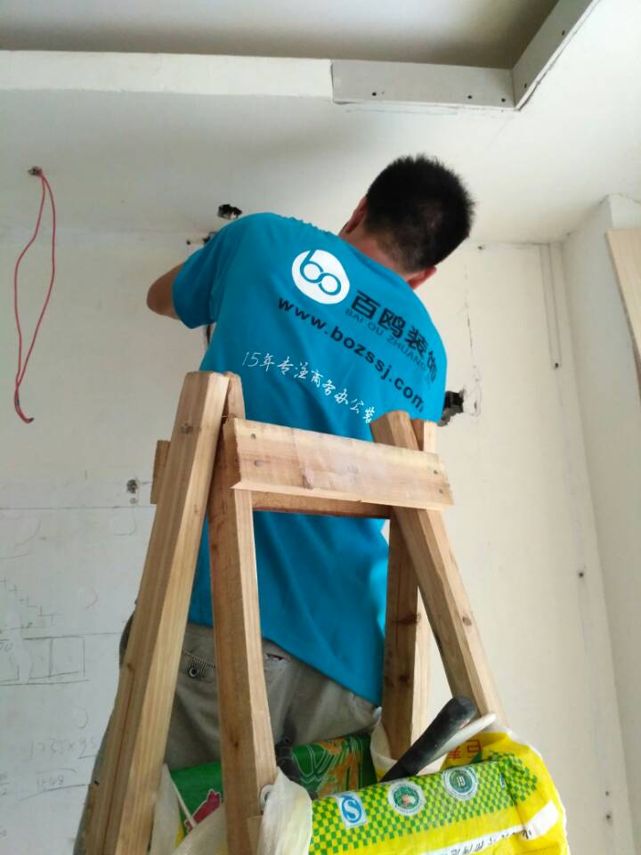 设计师现场测量，讨论方案