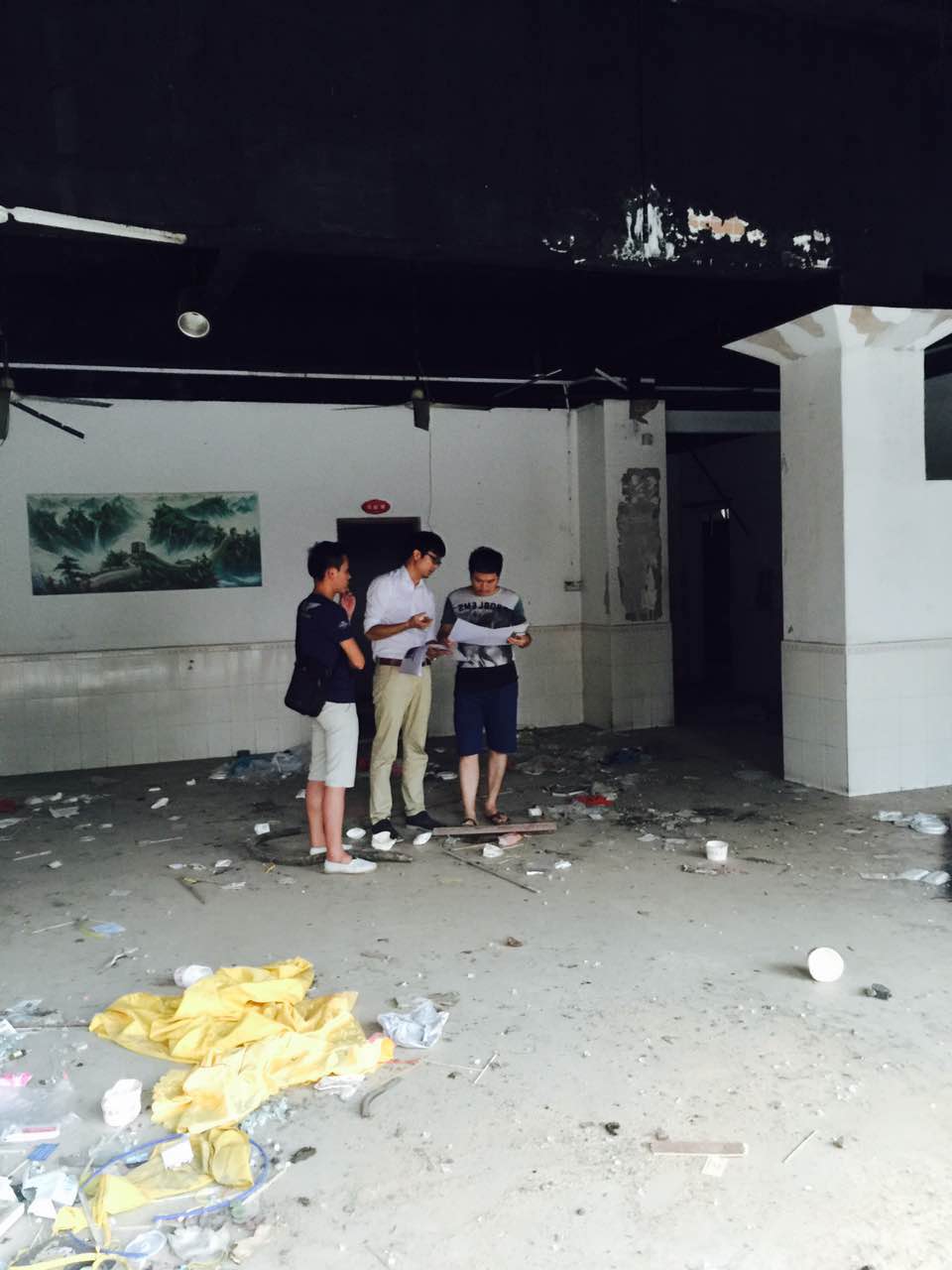 设计师现场测量，讨论方案